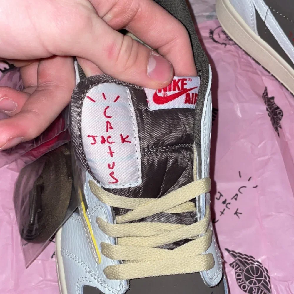 Travis Scott Reverse Mocha - Picture 5 of 9